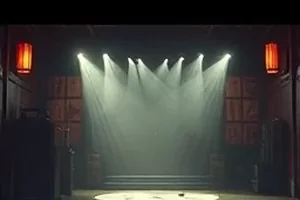 剧集《长夜归途》封面，雨夜码头与一盏昏黄路灯